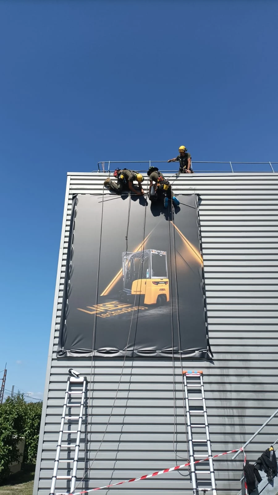 Intervention de cordistes MS Access pour visibilité renouvelée chez JUNGHEINRICH FRANCE SAS à Bruges (bâtiment) – 1